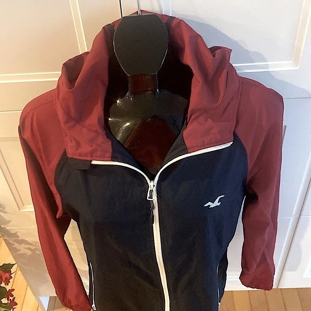 HOLLISTER long sleeve blue & red light weight packable Windbreaker Size Small - Picture 4 of 13